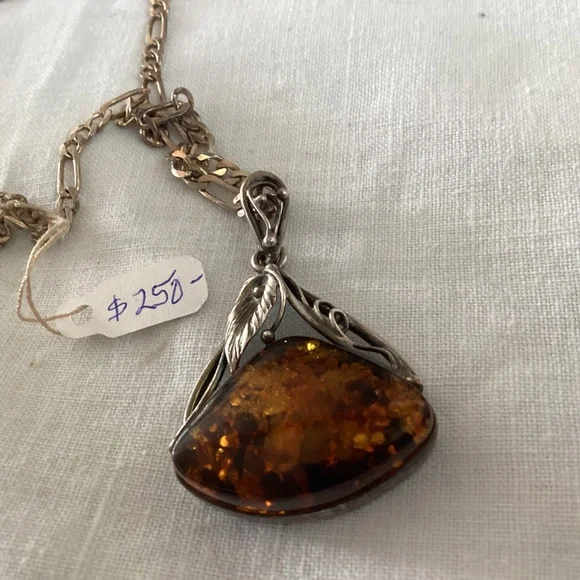 AMBER NECKLACEORNATE. Lovely chain. CALA DESIGN TOO ARTIST MADE